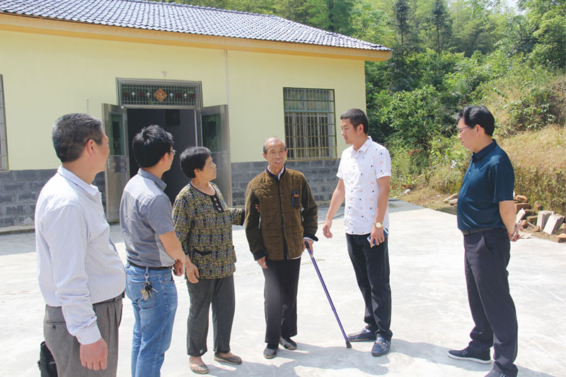 2017年5月，亿利达公司帮助贫困户危房改造及建房10栋，投入资金120多万元。