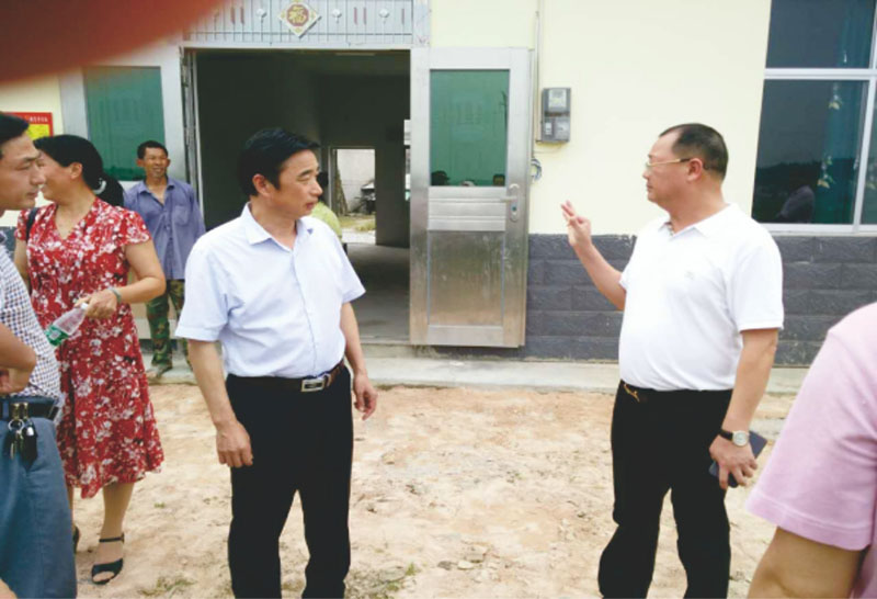 2017年6月20日，集团董事长李建利向岳阳市人大副主任陈光荣一行人介绍精准扶贫户姚维民通过结对扶贫后家庭的变化情况。